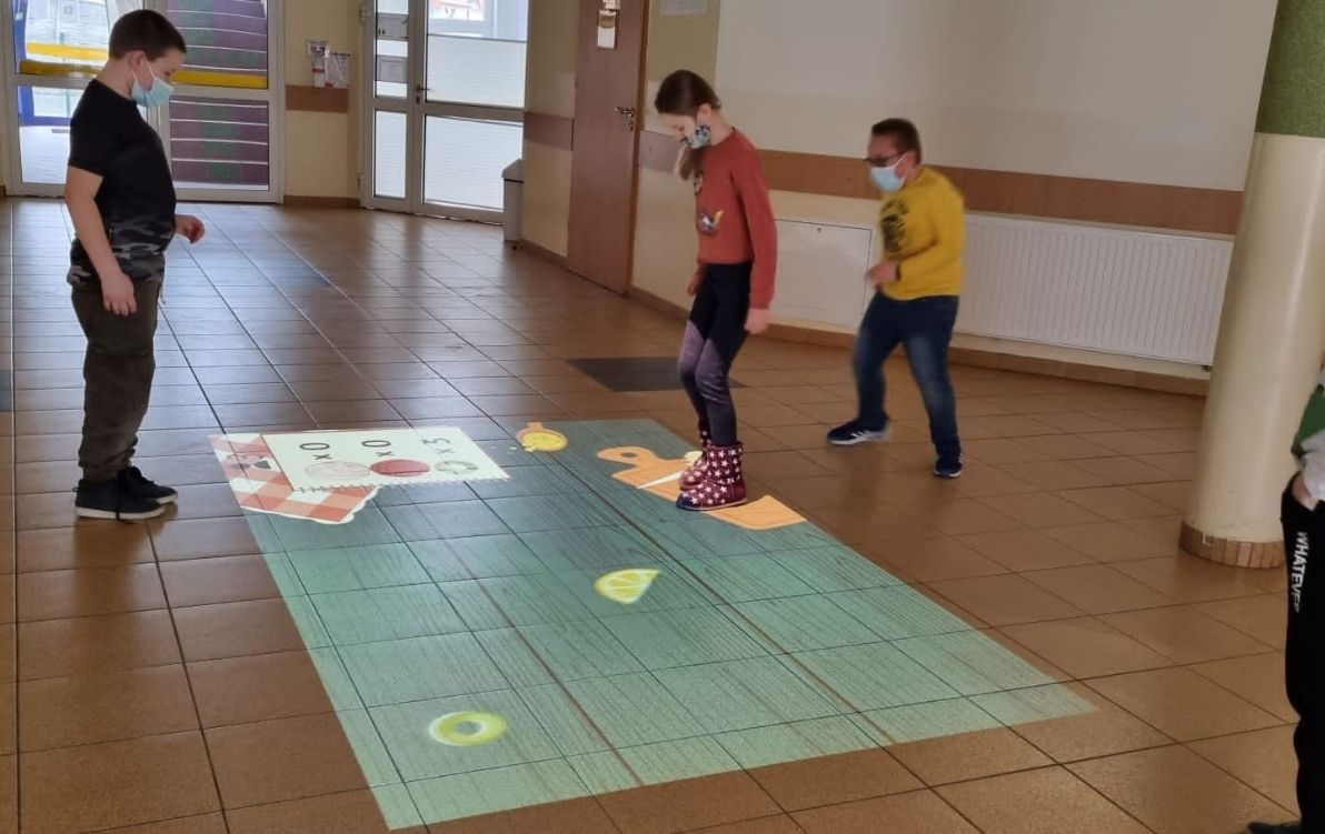 Magiczny Dywan Na zdjęciu widać grupę chłopców bawiących się podczas przerwy Magicznym Dywanem