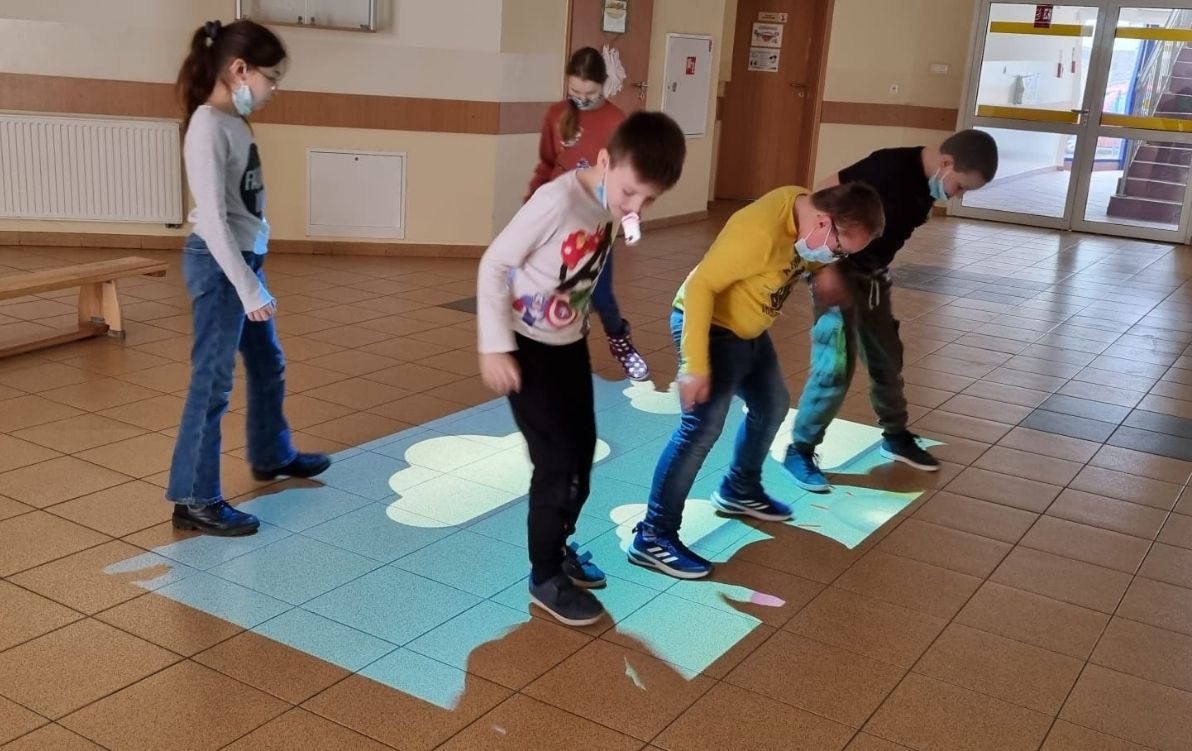 Magiczny dywan Na zdjęciu widać grupę uczniów, którzy podczas przerwy korzystają z magicznego dywanu
