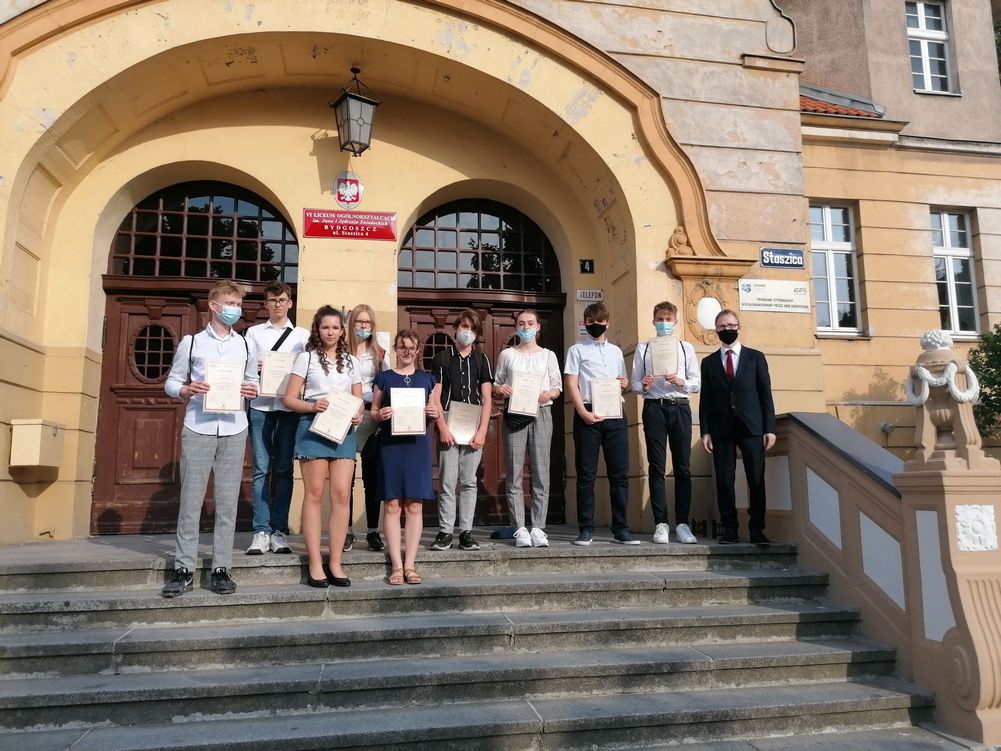 Matematyka na 6 Uczniowie na schodach liceum nr 6, w którym odbędą się dla nich zajęcia z fizyki i informatyki w ramach nagrody w konkursie