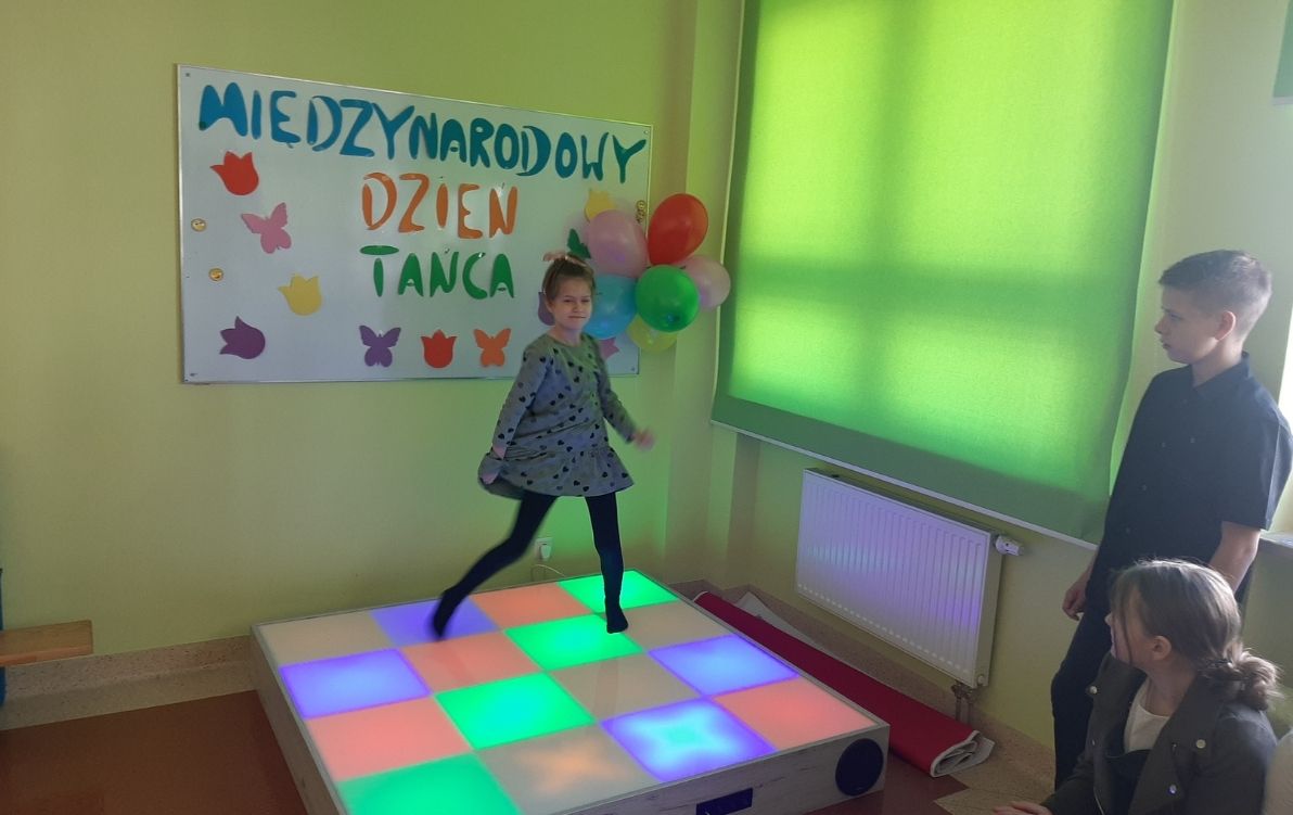 Międzynarodowy dzień tańca Na zdjęciu widać dziewczynkę tańczącą na podświetlanej macie