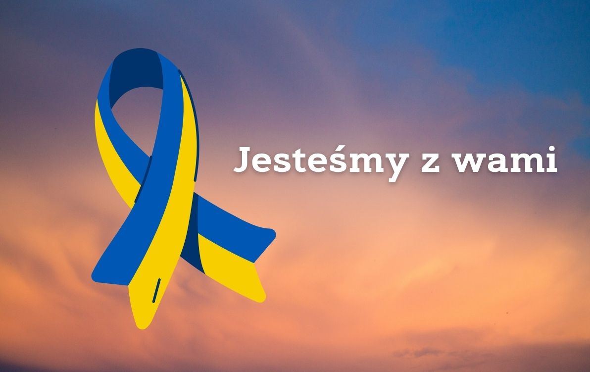 Solidarni z Ukrainą Na fioletowym tle widać niebiesko-żółtą wstążkę oraz nami jesteśmy z wami