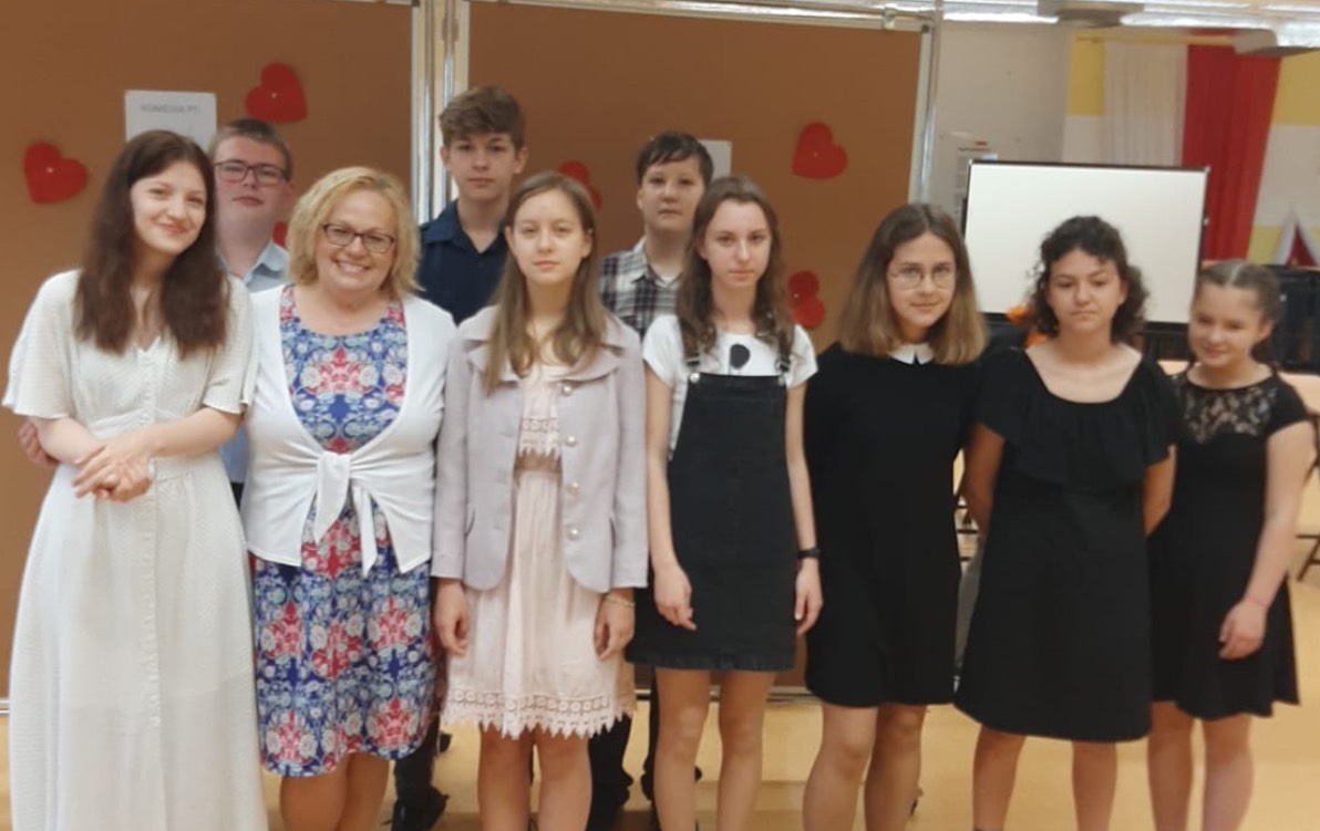 Na zdjęciu widać grupę uczniów wraz z nauczycielem