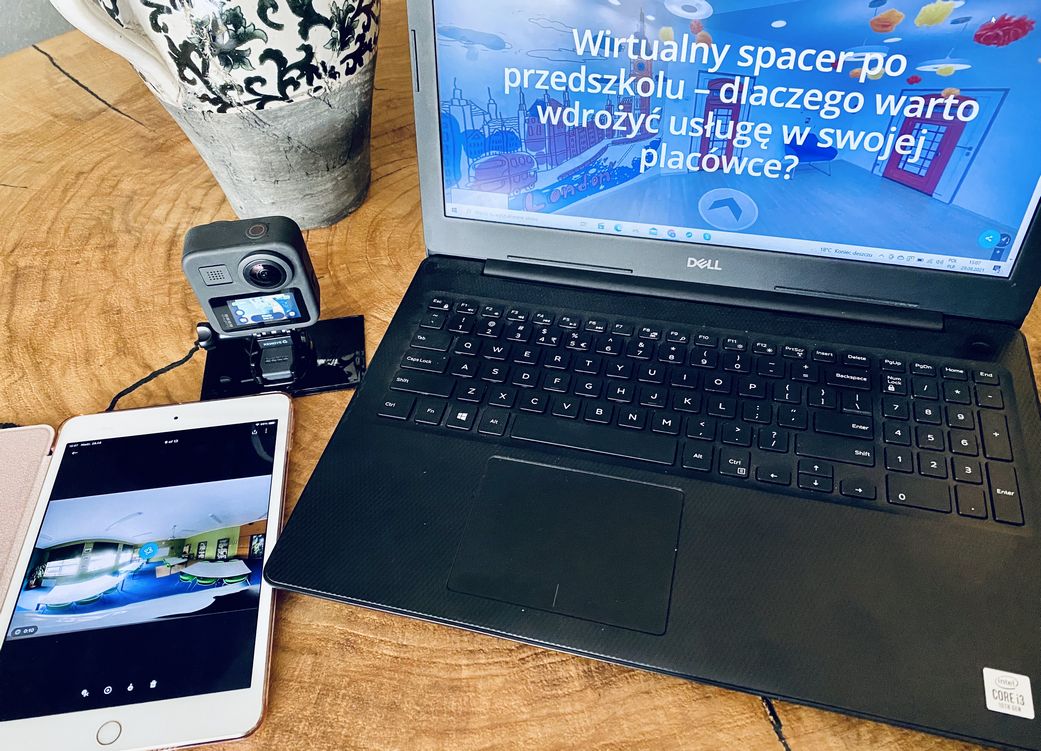 Na zdjęciu widać laptopa ze stroną o spacerach wirtualnych, kamerkę go pro MAX służącą do nagrywania zdjęć 360 oraz tablet skomunikowany z kamerką