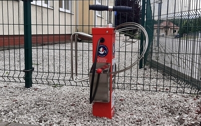 Bardzo dziękujemy Radzie Rodziców! Na obrazku widać stację naprawczą dla rowerów