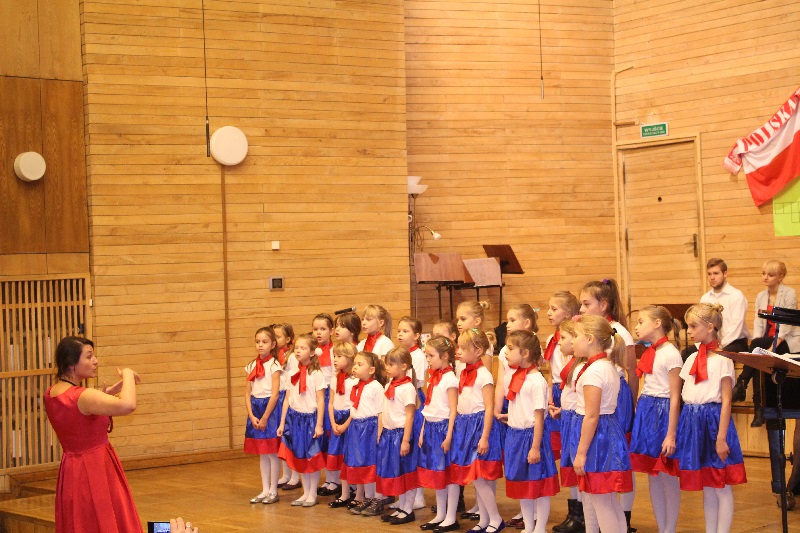 Na zdjęciu widać chór bambino występujący na scenie