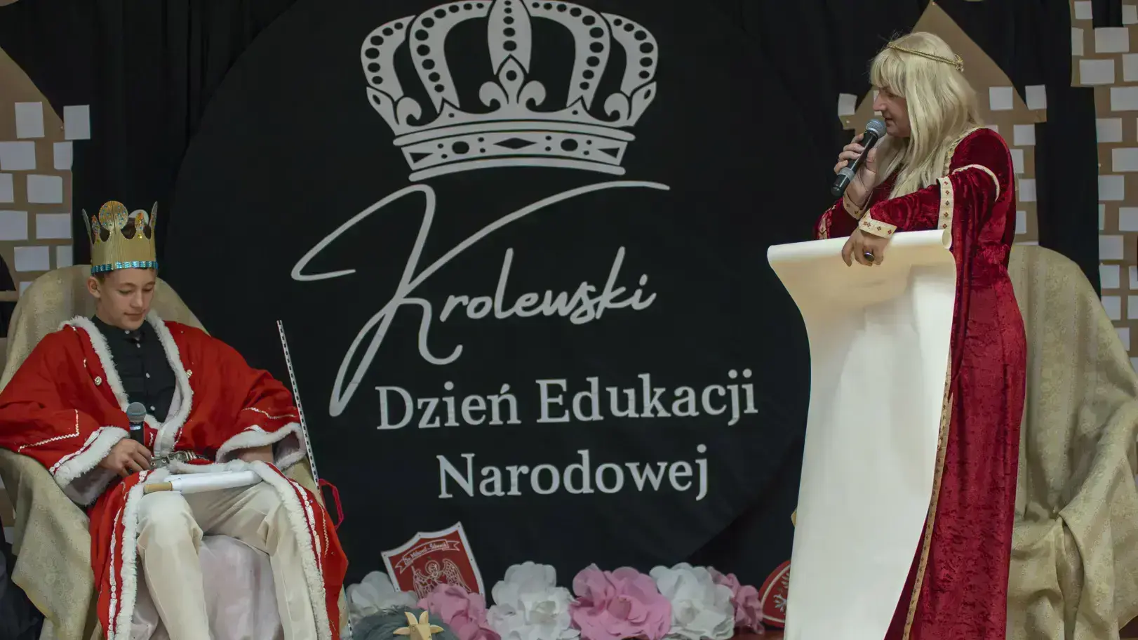 Uczniowie odgrywają role dyrekcji nauczycieli i&nbsp;uczni&oacute;w kr&oacute;lestwa polskiego