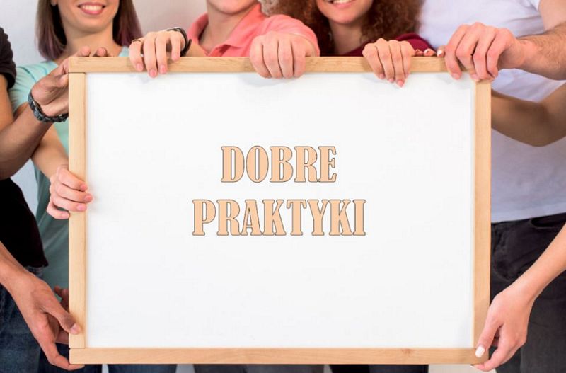 Uczniowie trzymają tablicę korkową z napisem Dobre praktyki
