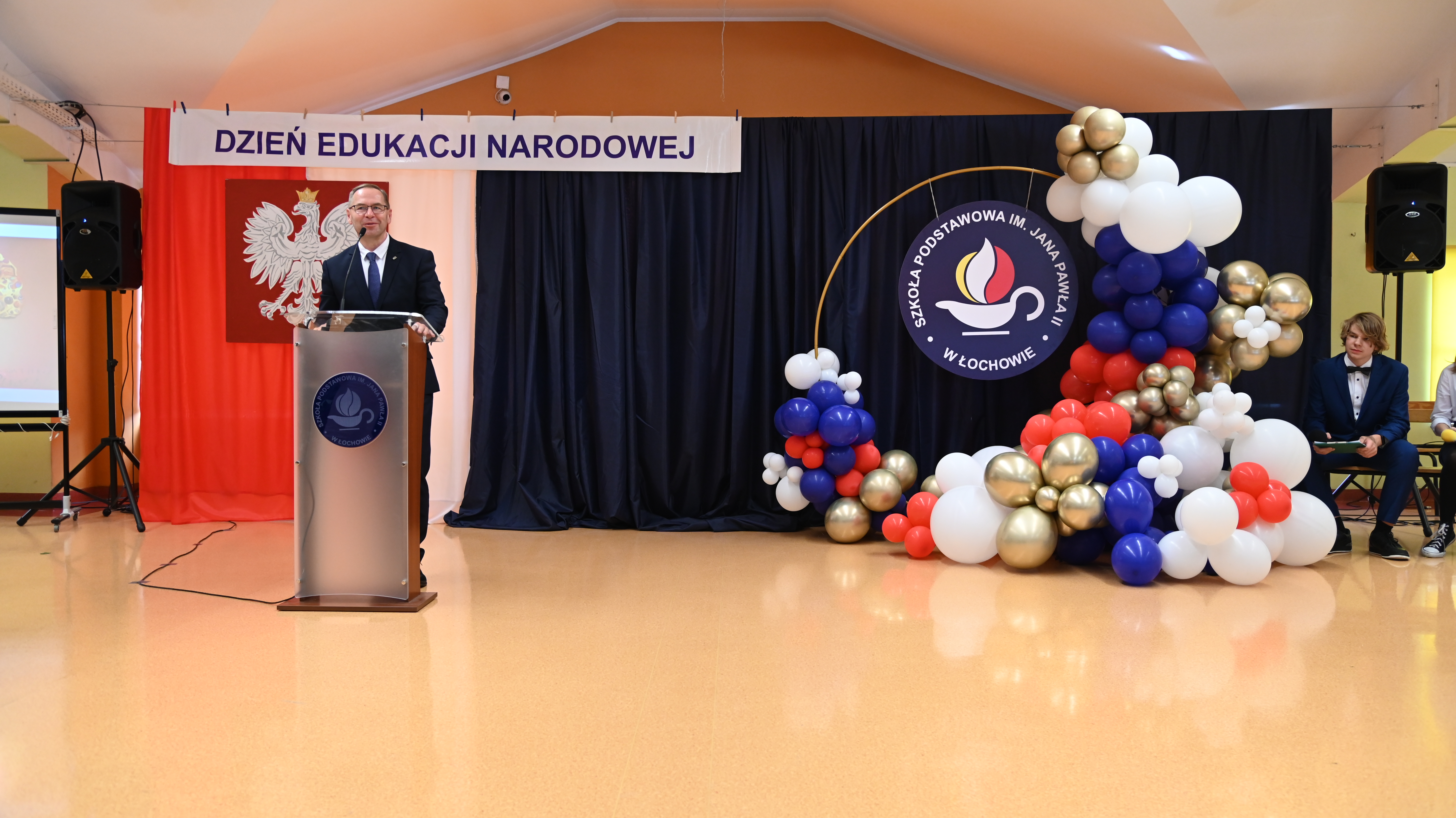 Dyrektor szkoły podczas przem&oacute;wienia z&nbsp;okazji DEN