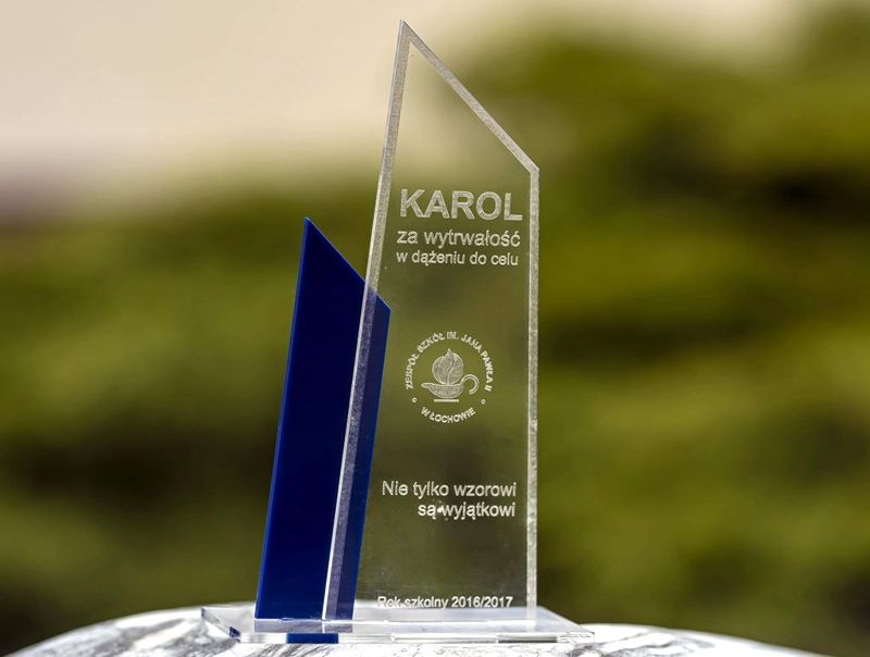 Statuetka Karolka