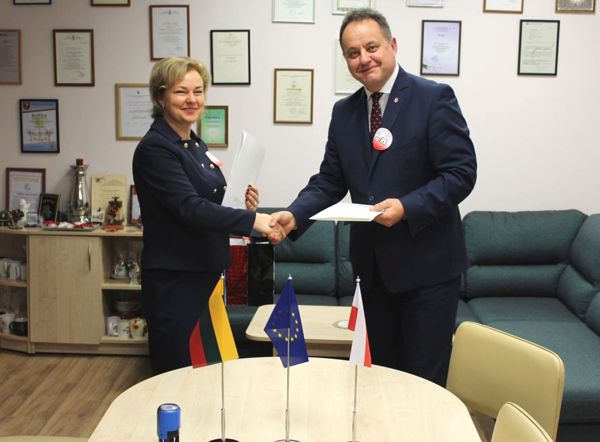Podpisanie umowy o współpracy ze szkolą polską na Wileńszczyźnie Podpisanie umowy o współpracy ze szkolą polską na Wileńszczyźnie
