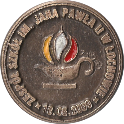 Zdjęcie przedstawia awers medalu jubileuszowego z logo szkoły