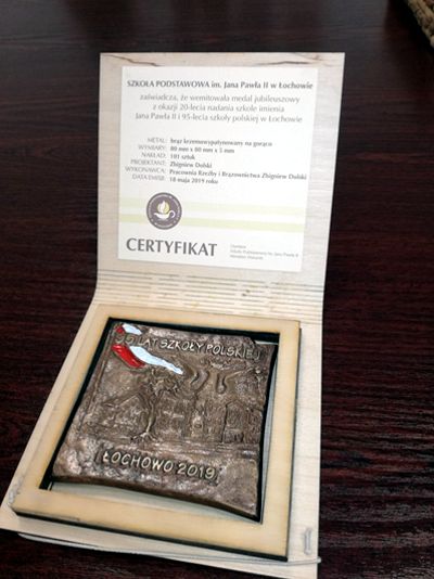 Medal jubileuszowy wydany w 2019 roku z okazji 95-lecia szkoły polskiej w Łochowie i 20-lecia nadania imienia Jana Pawła II