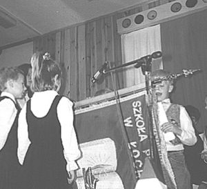 Przekazanie sztandaru 1997 Zdjęcie przedstawia przekazanie sztandaru społeczności szkolnejw 1997 roku