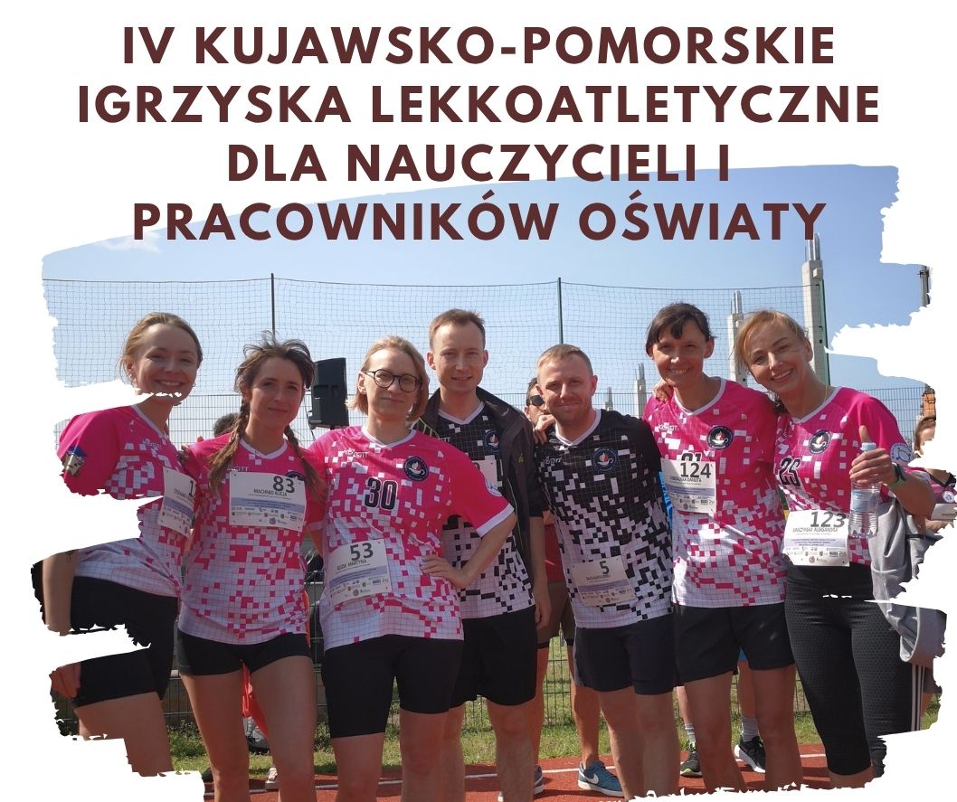 Do zdjęcia na&nbsp;stadionie pozują nauczyciele biorący udział w&nbsp;igrzyskach, kobiety w&nbsp;szkolnych biało r&oacute;żowych koszulach, mężczyźni w&nbsp;czarnobiałych. Zawodnicy mają numery startowe przyczepione do koszulek. Obejmują się z&nbsp;uśmiechem.