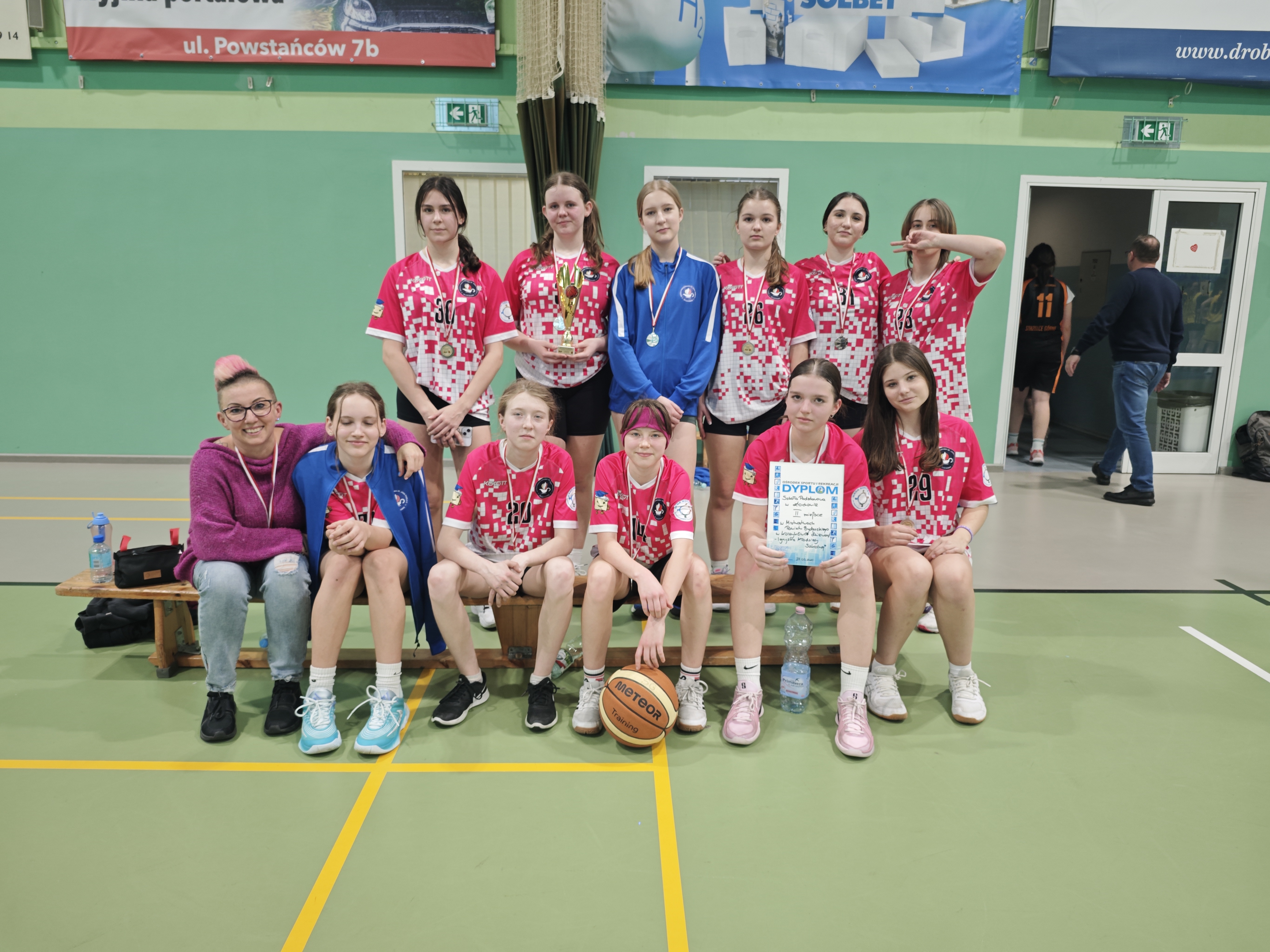 Uczennice po zdobyciu wicemistrzostwa