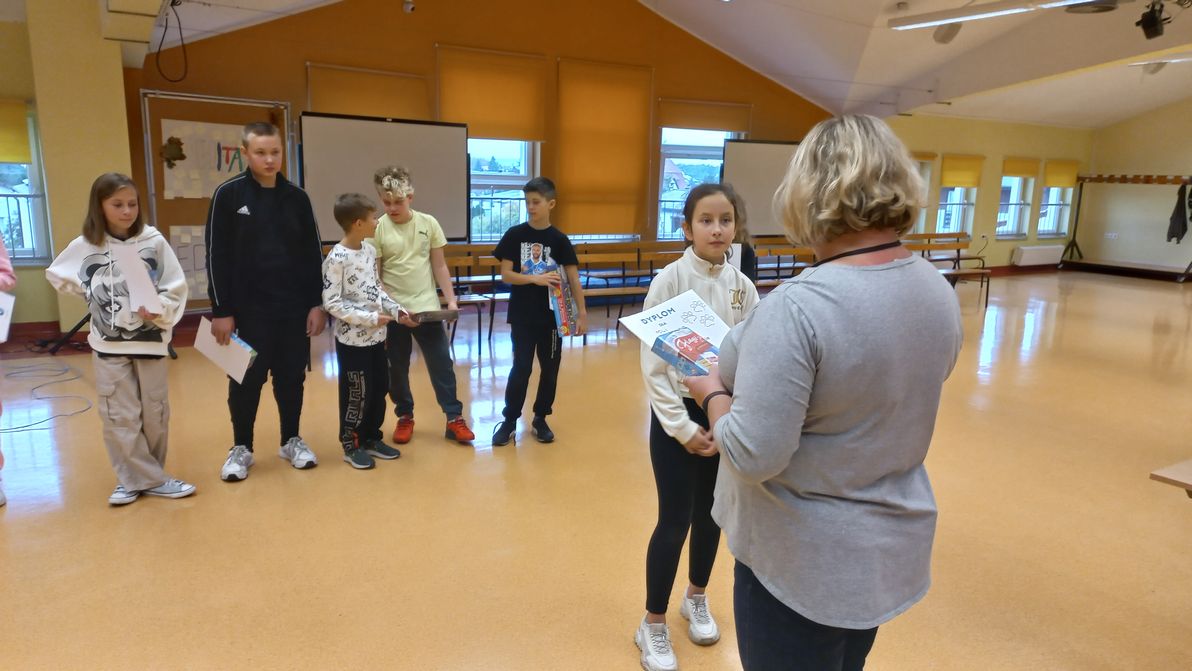 Uczniowie otrzymują nagrody w&nbsp;konkursie M&oacute;j pupil