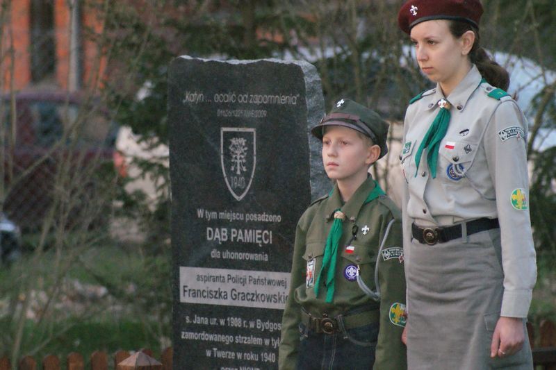 Katyń ... Ocalić od zapomnienia. Odsłonięcie tablicy pamiątkowej - rok 2010.