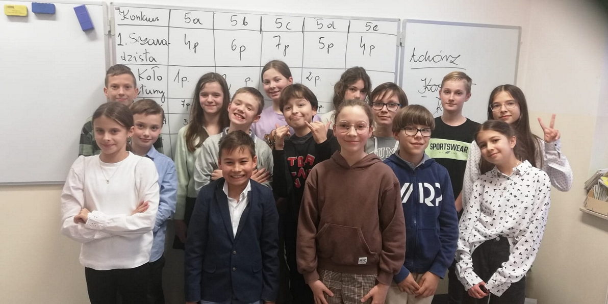 Uczniowie prezentują zdobyte nagrody w konkursie ortograficznym
