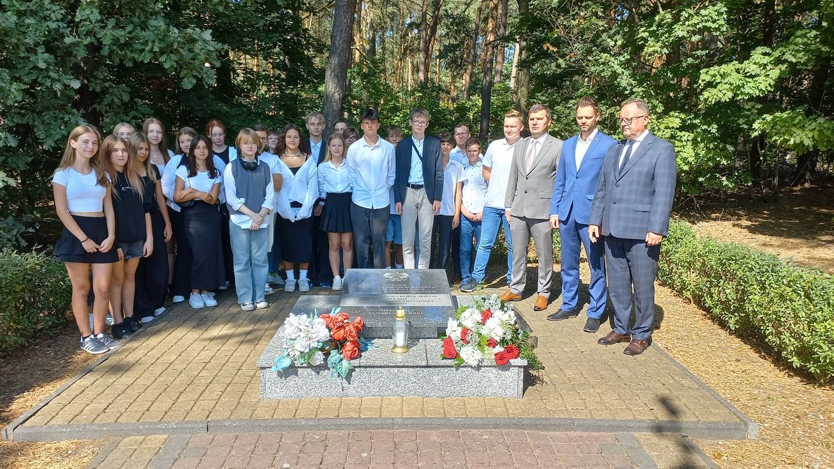 Znicze i&nbsp;hołd przy pomniku