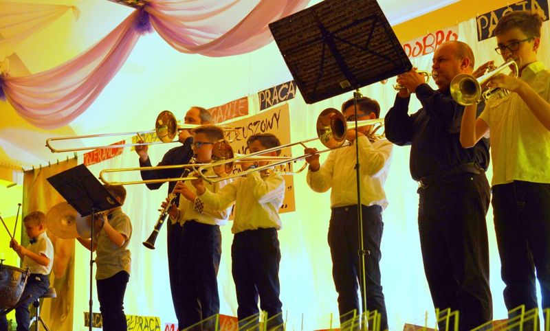 Przyjaciele szkoły grają na instrumentach dętych