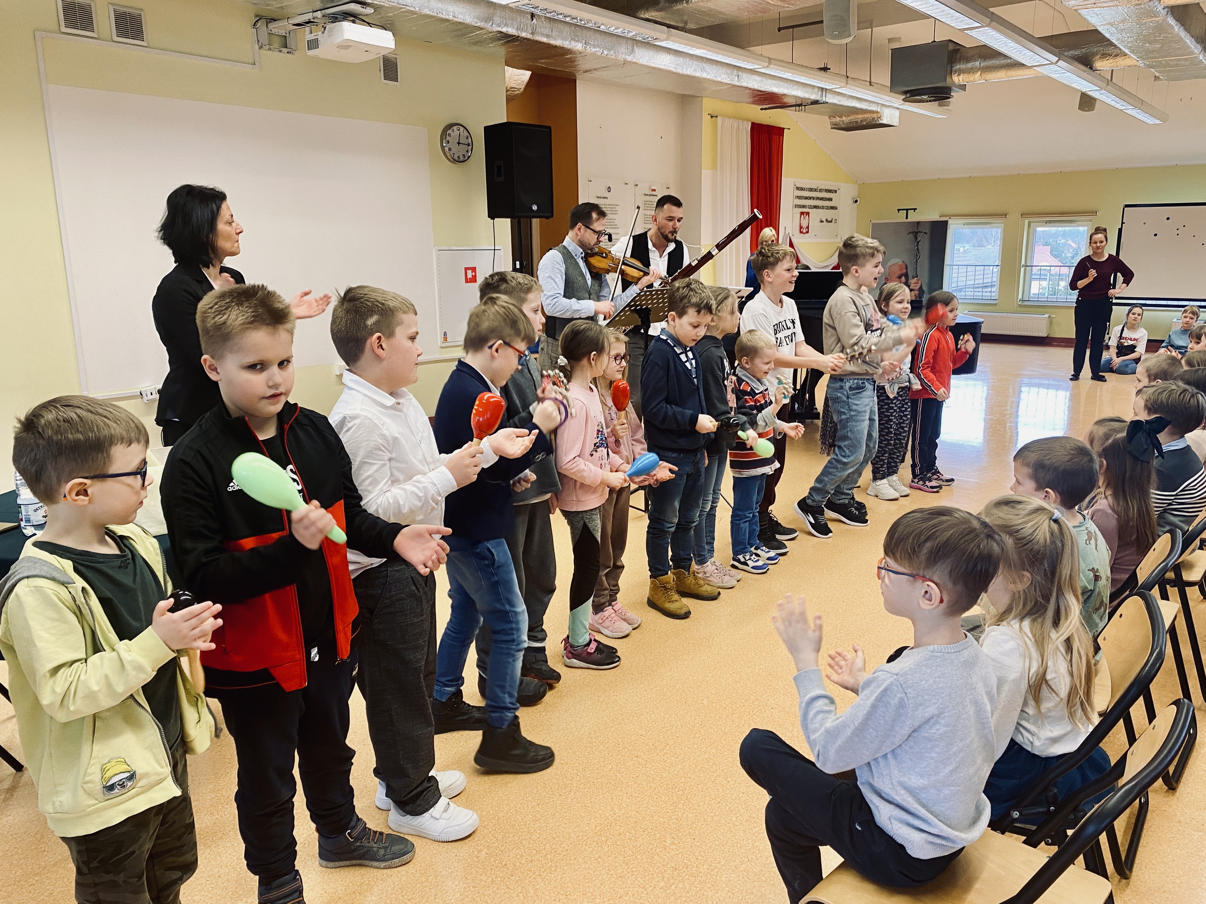 Dzieci grające na&nbsp;r&oacute;żnych instrumentach