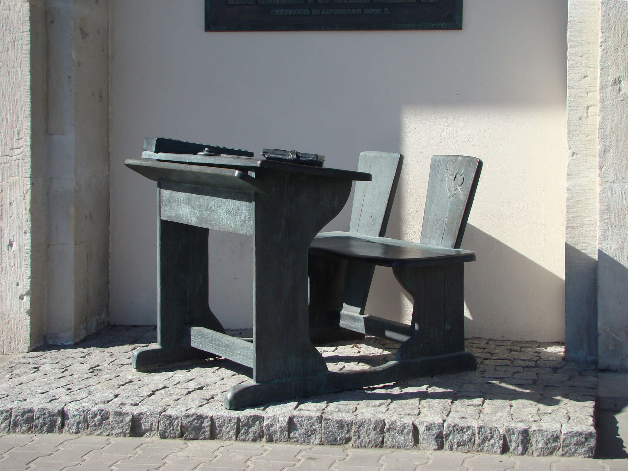 Pomnik szkolnej ławki