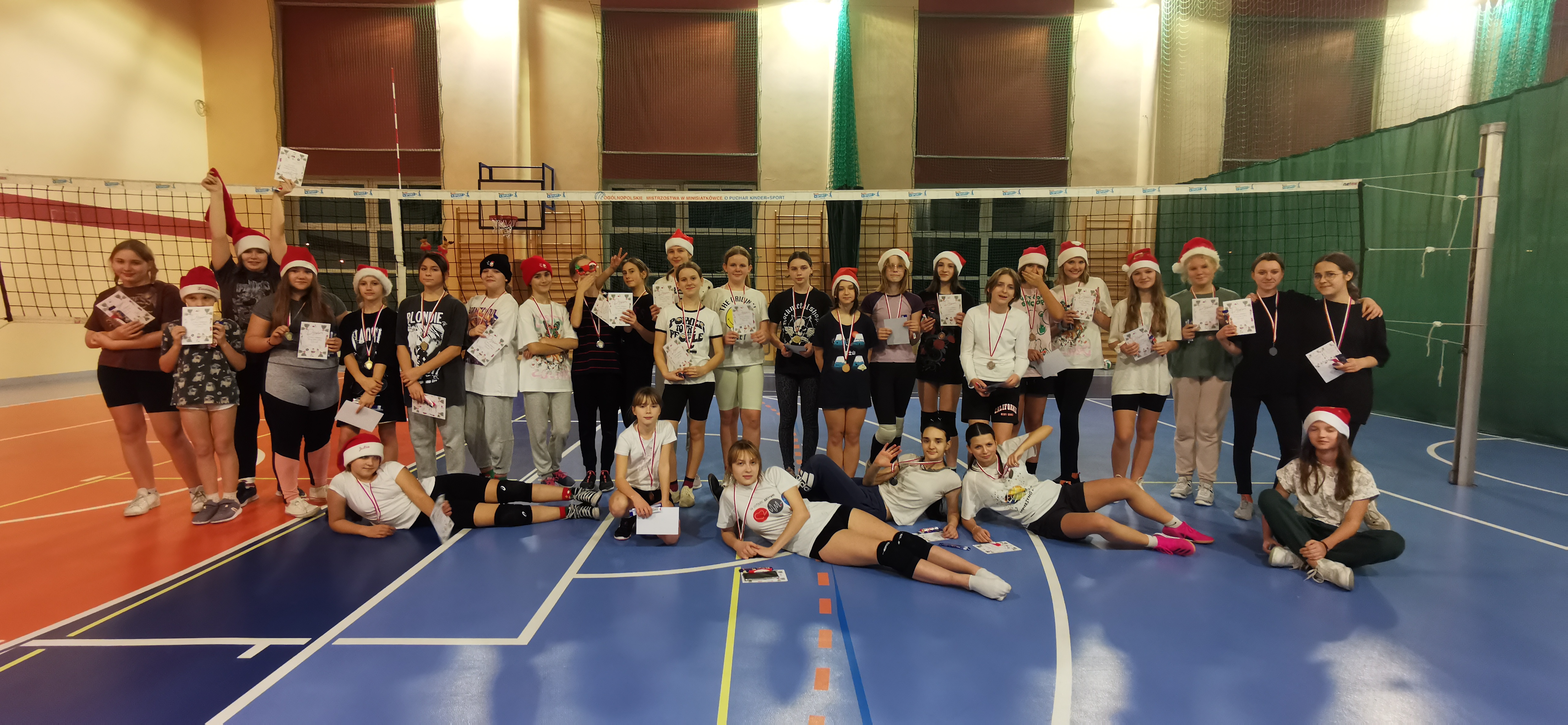 Na zdjęciu uczniowie walczący o siatkarskie trofea