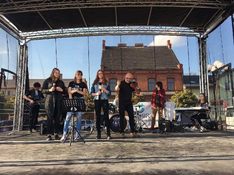 Zespół Black Diamonds Na zdjęciu widać zespół Black Diamonds na scenie.