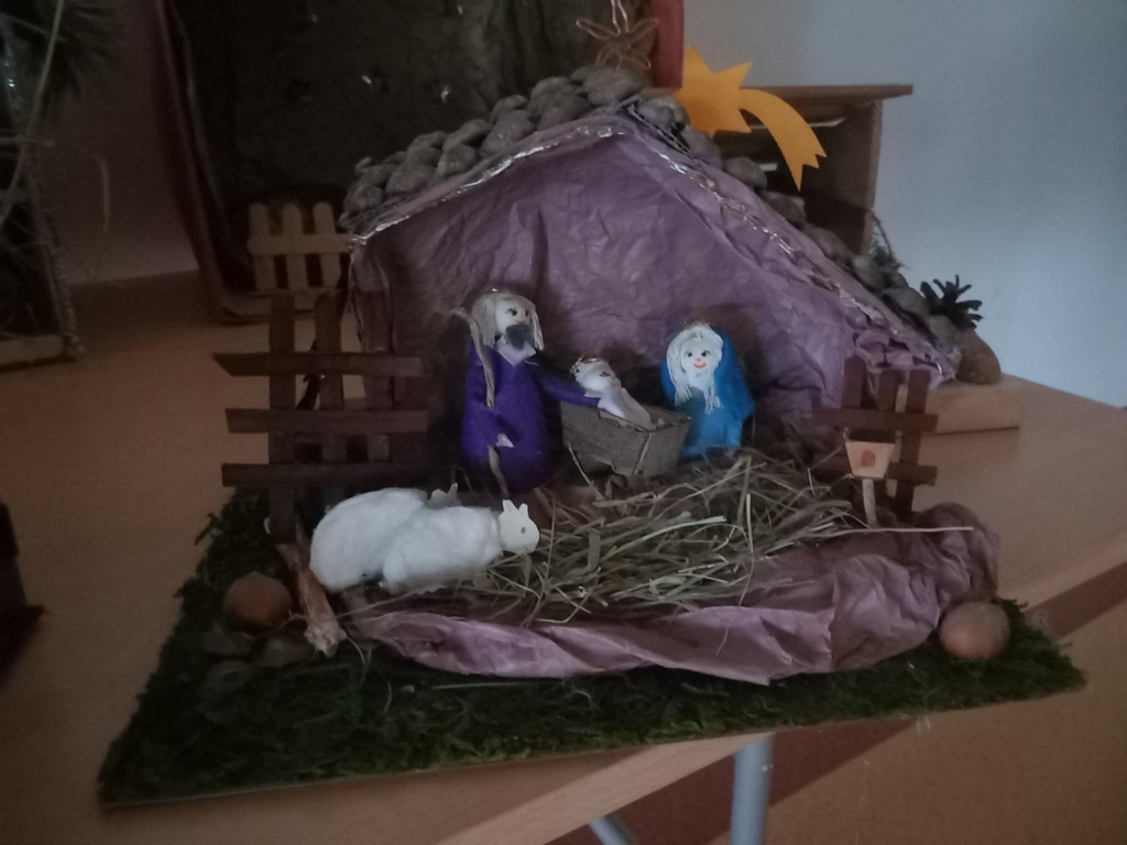 Zdjęcie przedstawia jedną z&nbsp;prac konkursowych - szopka z&nbsp;Jezusem, Maryją, J&oacute;zefem oraz&nbsp;dwoma owcami.