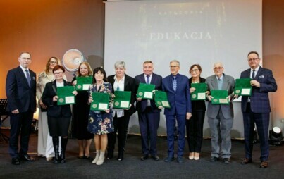 Zdjęcie do Dyrektor szkoły nagrodzony medalem