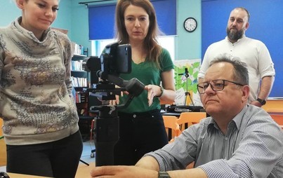 Zdjęcie do Czy w naszej szkole uczą się tylko uczniowie?