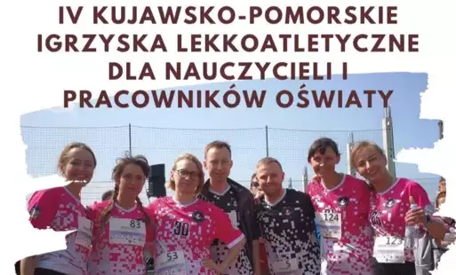 Do zdjęcia na stadionie pozują nauczyciele biorący udział w igrzyskach, kobiety w szkolnych biało różowych koszulach, mężczyźni w czarnobiałych. Zawodnicy mają numery startowe przyczepione do koszulek. Obejmują się z uśmiechem.