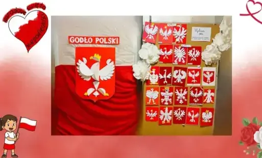 Na zdjęciu widać tablicę korkową z powieszonymi na niej pracami dzieci, przedstawiającymi godło Polski wykonane z białych i czerwonych kół metodą origami.