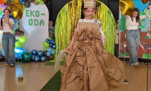 Na zdjęciu jedna z uczestniczek pokazu ekomody ubrana w suknię z szarego papieru.