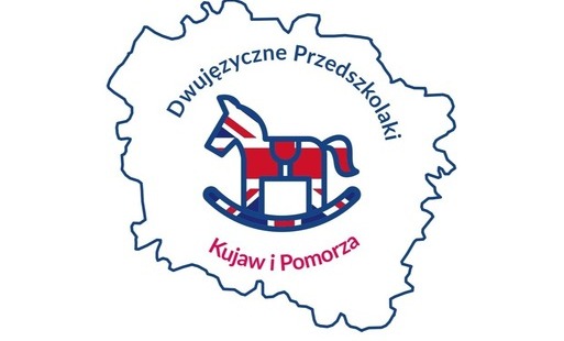 Grafika przedstawia kontur województwa kujawsko-pomorskiego na białym tle z rysunkiem konia na biegunach w środku i napisem: Dwujęzyczne Przedszkolaki Kujaw i Pomorza.