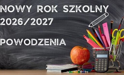 Grafika przedstawia tablicę kredową z napisem Nowy Rok Szkolny 2026/2027 Powodzenia oraz umieszczonymi po prawej stronie przyborami szkolnymi.