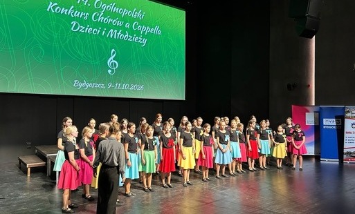 Na zdjęciu widać chór Sereno wraz z dyrygentką na scenie opery Nova.